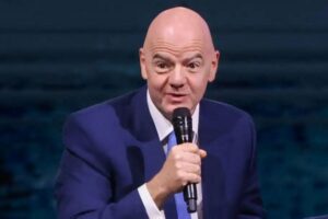 Đề cập đến vai trò của FIFA và Tổ chức Theo dõi Nhân quyền (HRW)